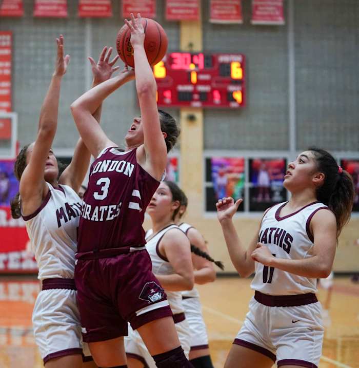 mathis-london-girls-basketball-playoffs00016